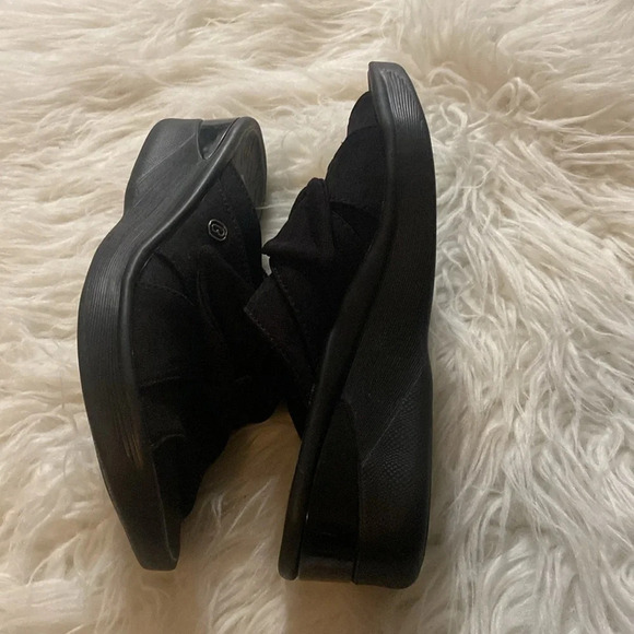 BZees Black Wedged Open Toe Sandals Washable Size 7 - Picture 5 of 8